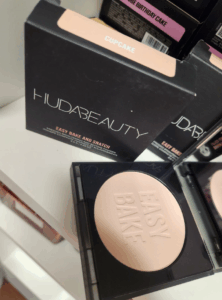 Huda Beauty Easy Bake And Snatch Brightening & Setting Powder Cupcake